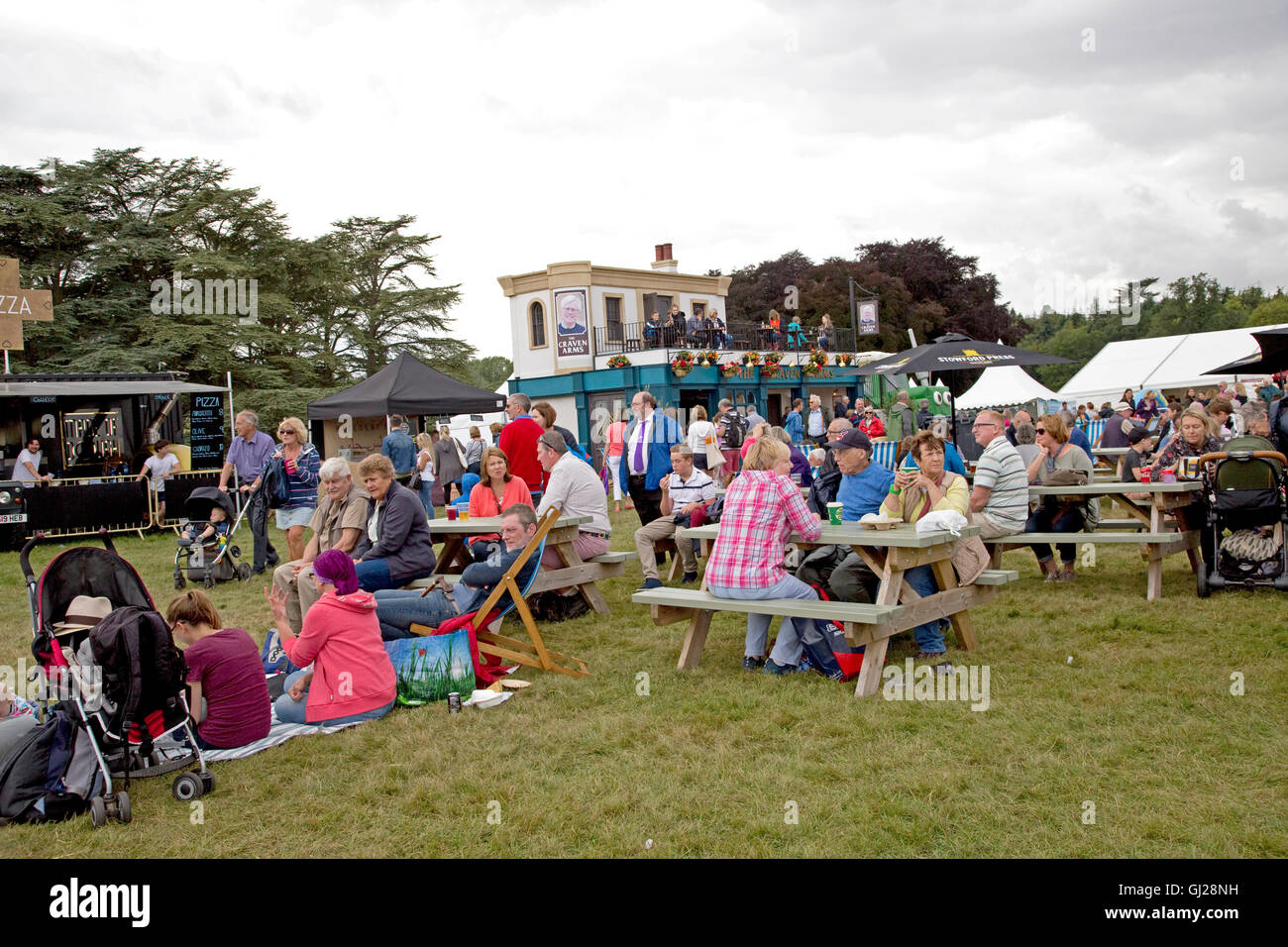 Les visiteurs assis à des tables de pique-nique appréciant le déjeuner Countryfile vivent sur premier jour UK Blenheim Banque D'Images