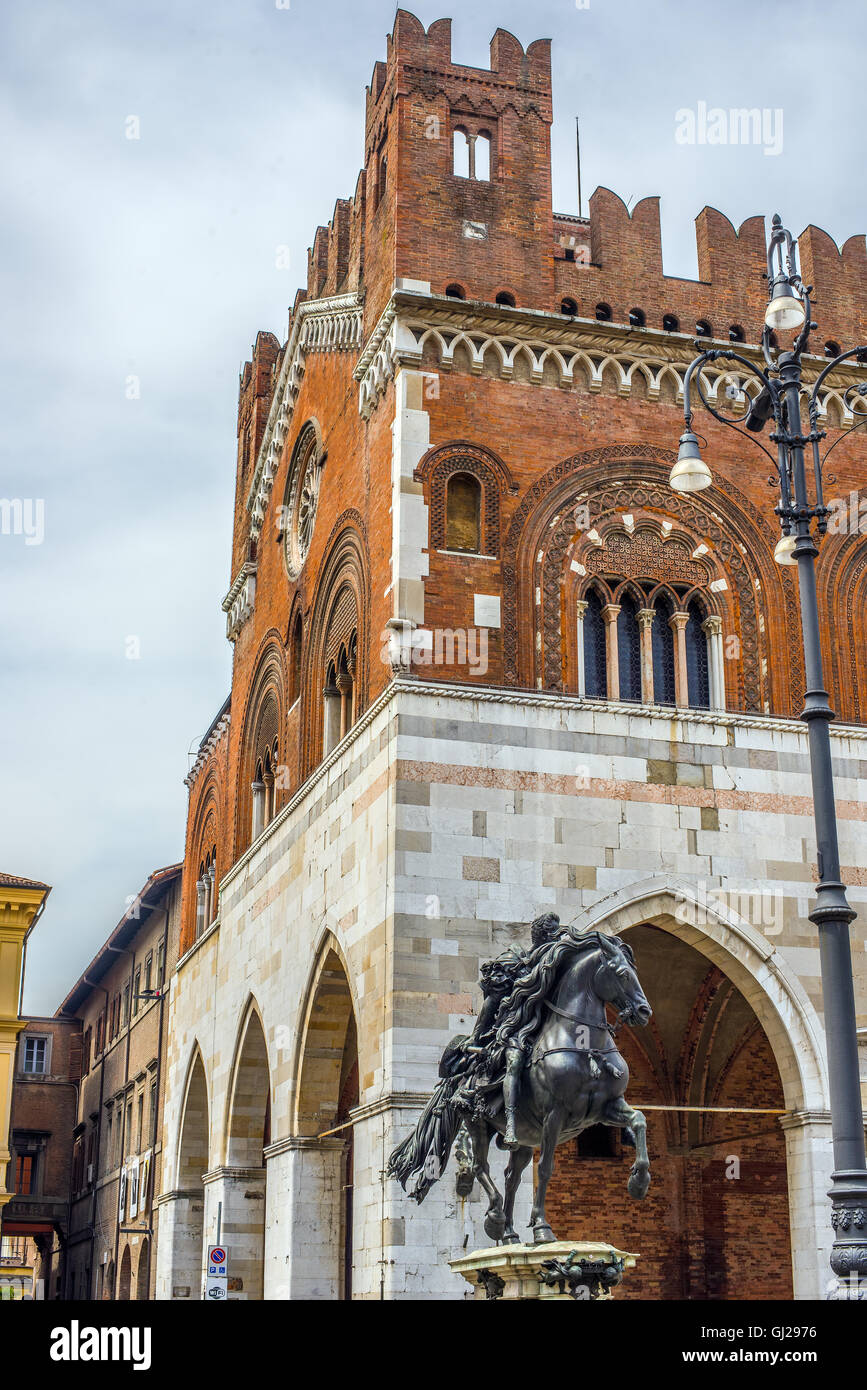 Palazzo Gotico et la statue équestre de Alessandro Farnese de Piazza Cavalli de Piacenza. Emilia-Romagna. L'Italie. Banque D'Images