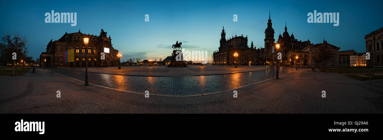 Nuit Panorama vue d'été de l'Opéra Semper, monument au roi Jean et l'Église Hofkirche à Dresde, Saxe, Allemagne Banque D'Images