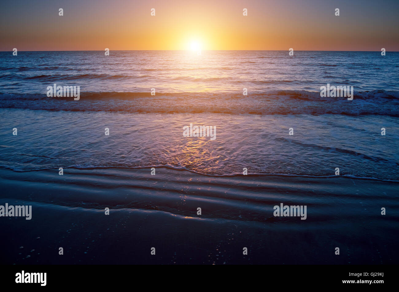 Coucher de soleil / Lever du soleil sur la mer Banque D'Images