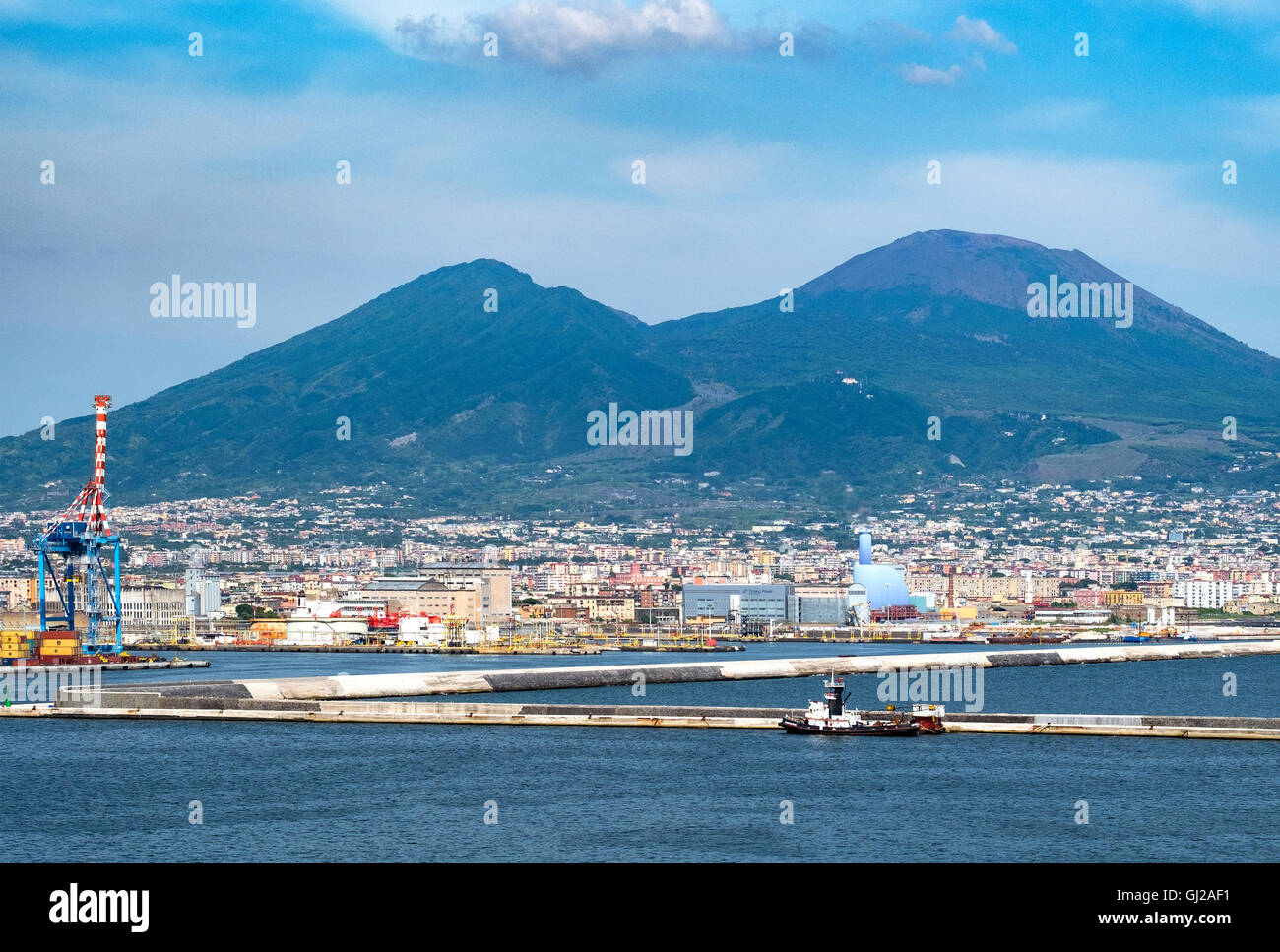Le Vésuve domine la ville de Naples, Italie Banque D'Images