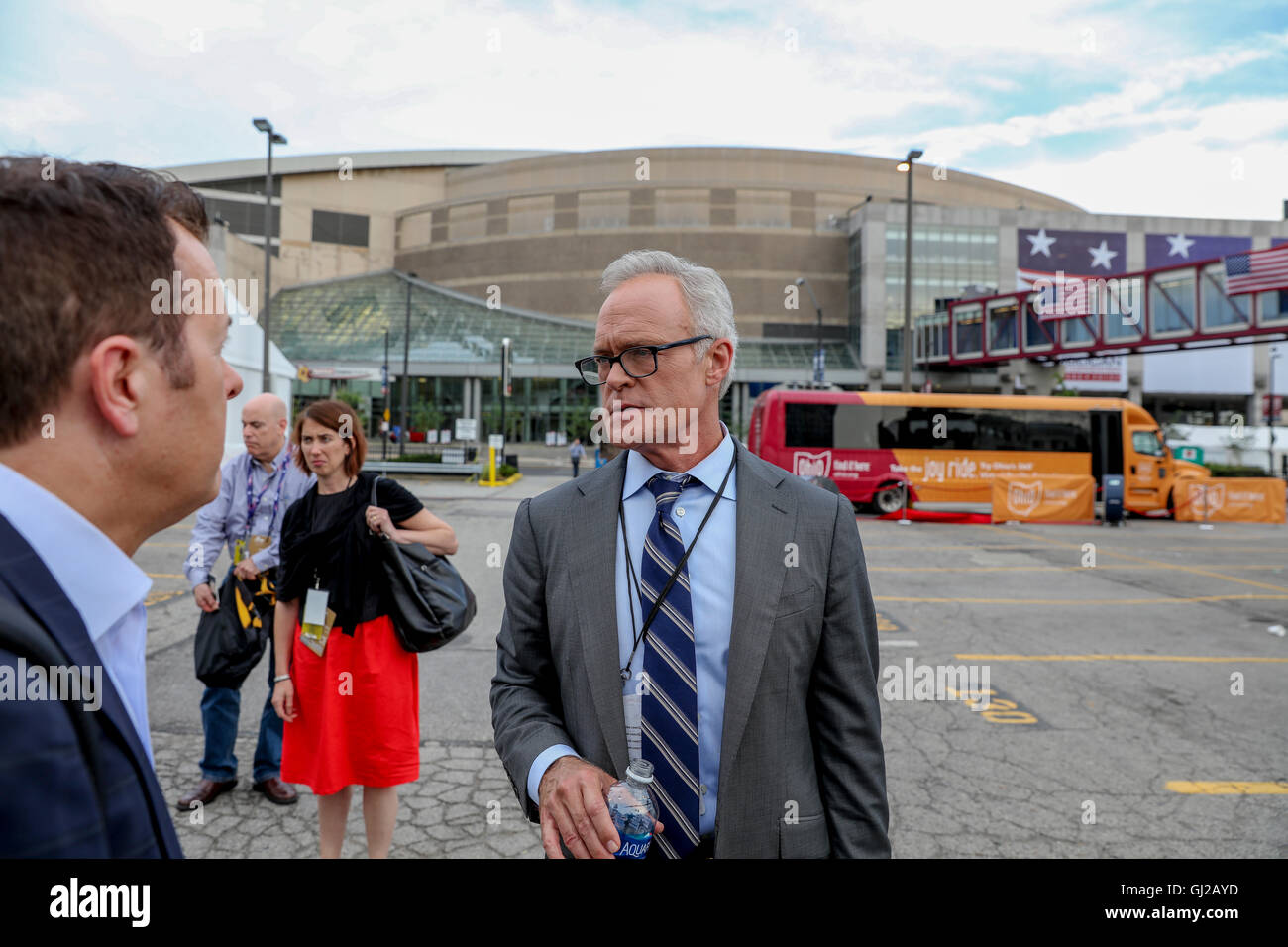 Cleveland, Ohio, USA, 17 juillet 2016 Scott Pelley CBS présentateur des entretiens avec des membres de son équipage à l'extérieur de l'Arène Quicken à Cleveland avant le début de la Convention Nationale Républicaine. Credit : Mark Reinstein Banque D'Images