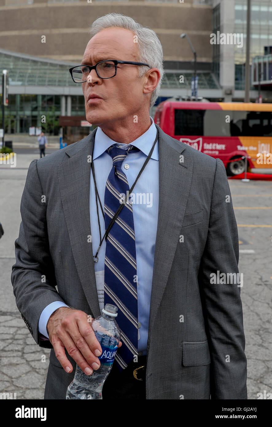 Cleveland, Ohio, USA, 17 juillet 2016 Scott Pelley CBS présentateur des entretiens avec des membres de son équipage à l'extérieur de l'Arène Quicken à Cleveland avant le début de la Convention Nationale Républicaine Crédit : Mark Reinstein Banque D'Images