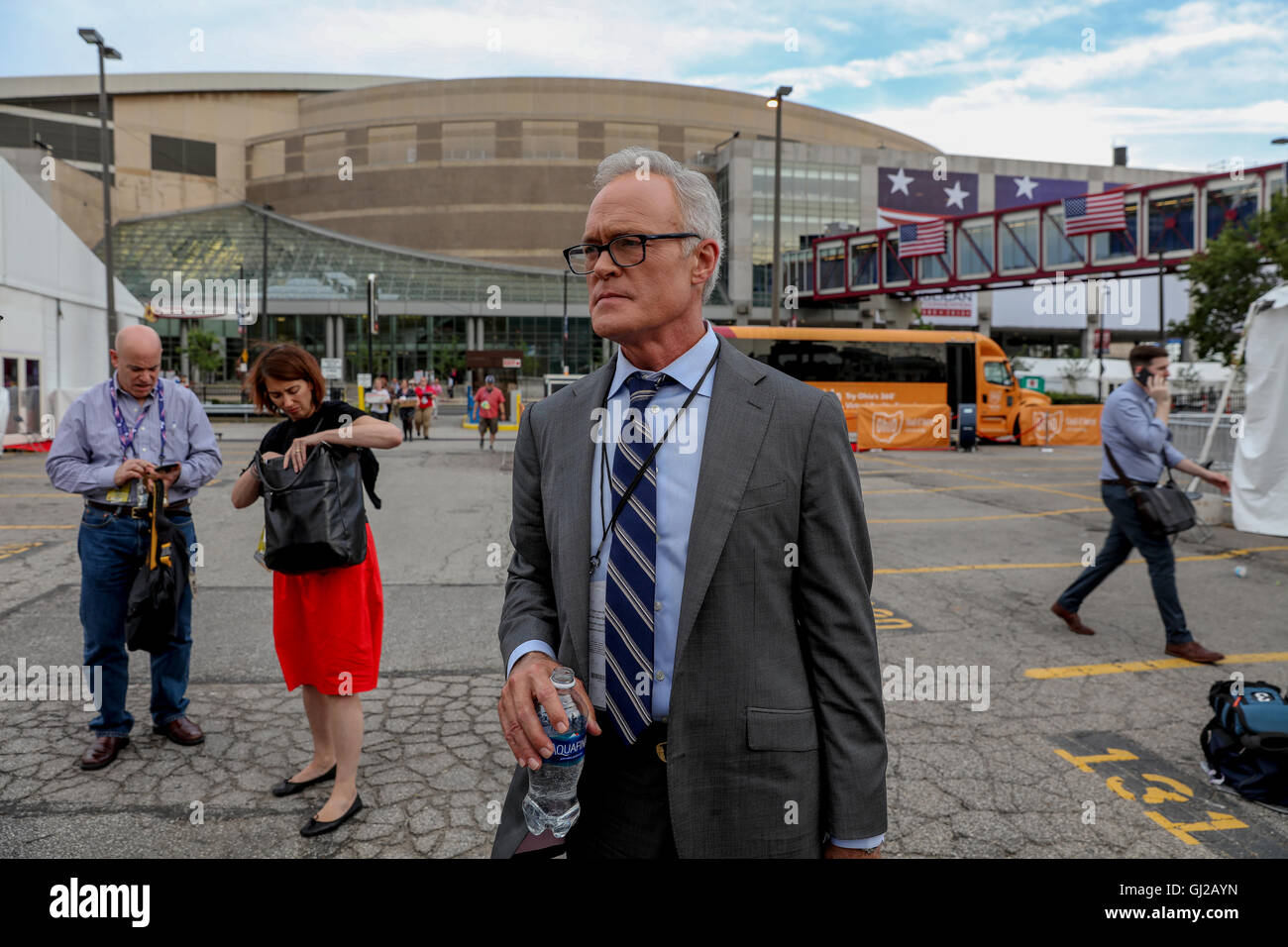 Cleveland, Ohio, USA, 17 juillet 2016 Scott Pelley CBS présentateur des entretiens avec des membres de son équipage à l'extérieur de l'Arène Quicken à Cleveland avant le début de la Convention Nationale Républicaine Crédit : Mark Reinstein Banque D'Images