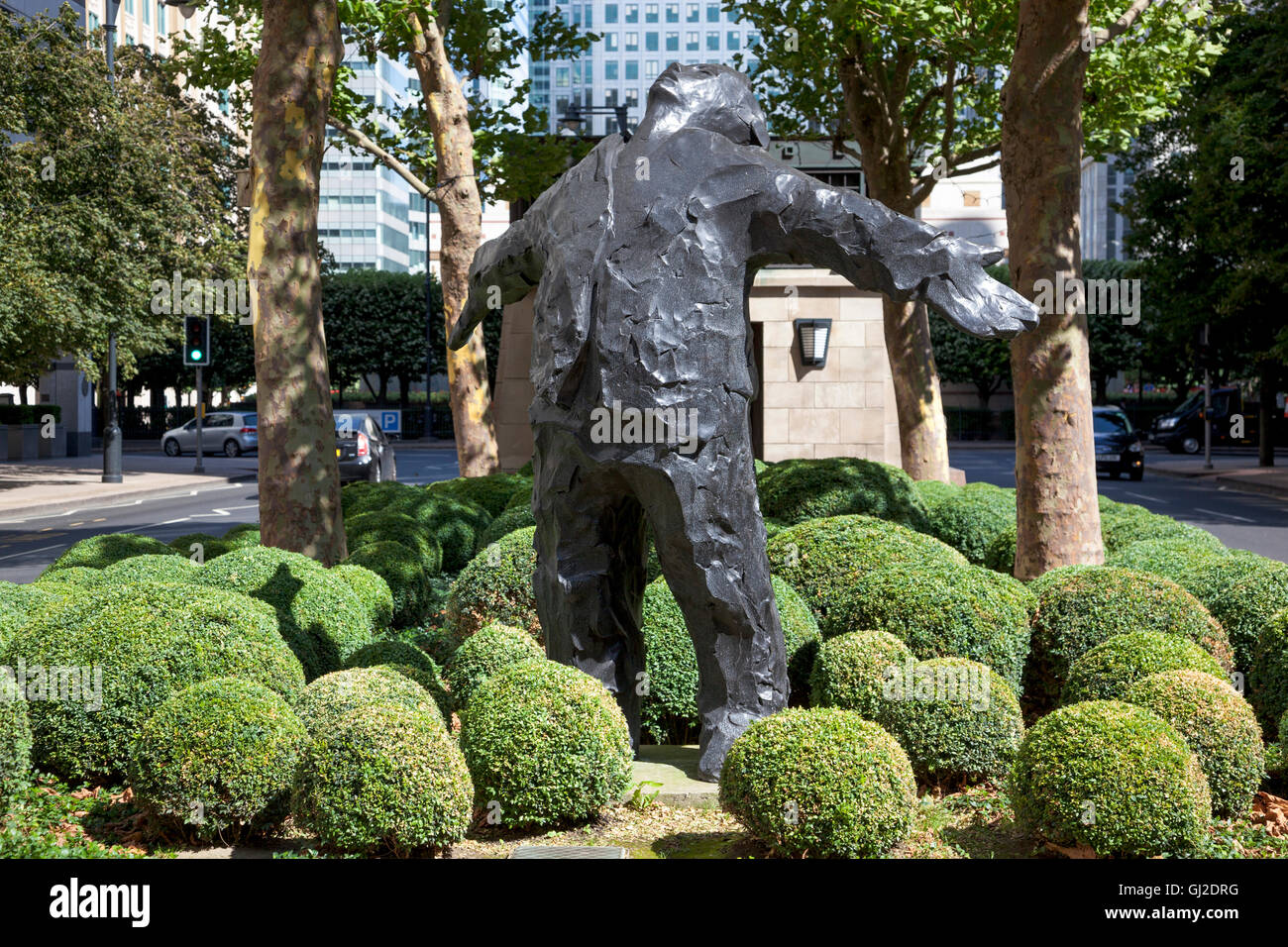 "L'homme avec les bras ouverts' par Giles Penny, 1995, la sculpture à Canary Wharf, London, UK Banque D'Images