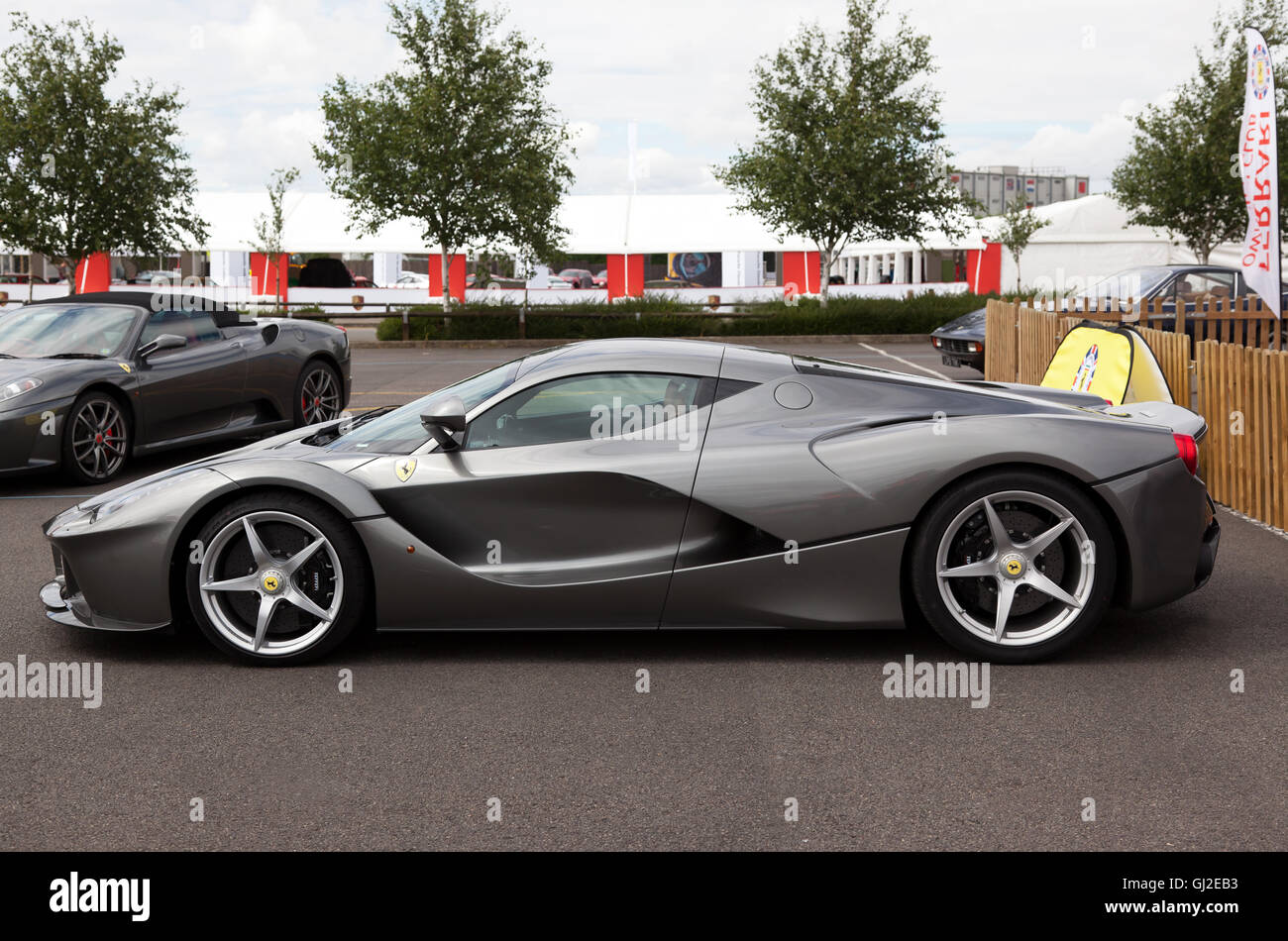 Vue latérale d'une laferrari, un hybride de voiture de sport en exposition à la ferrari owners club domaine de la silverstone classic 2016 Banque D'Images
