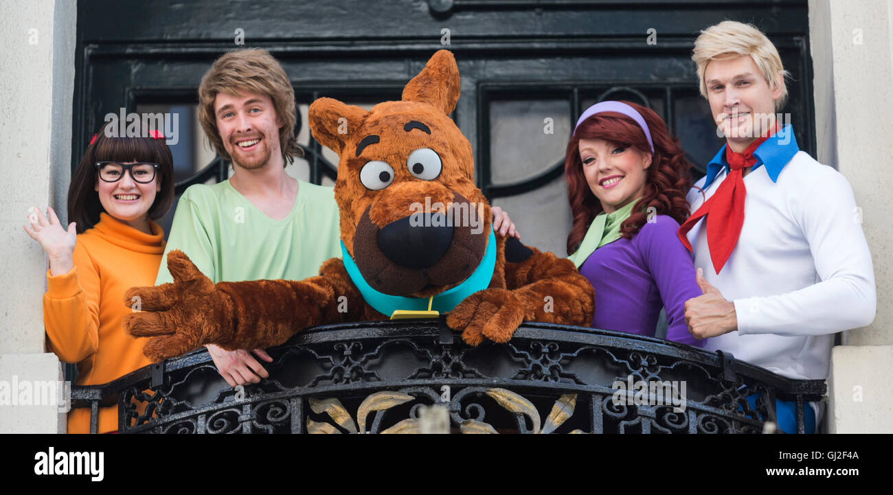 Londres, Royaume-Uni. 12 août 2016. L-R : Rebecca Withers (Velma), Charlie Haskins (irrégulière), Joe Goldie (Scooby-Doo), Charlie Bull (Daphné) et Christ Walker Drake (Fred). Photocall avec le cast de Scooby-Doo Live ! Les Mystères au London Palladium où 12 représentations auront lieu du 18 au 21 août 2016. Banque D'Images