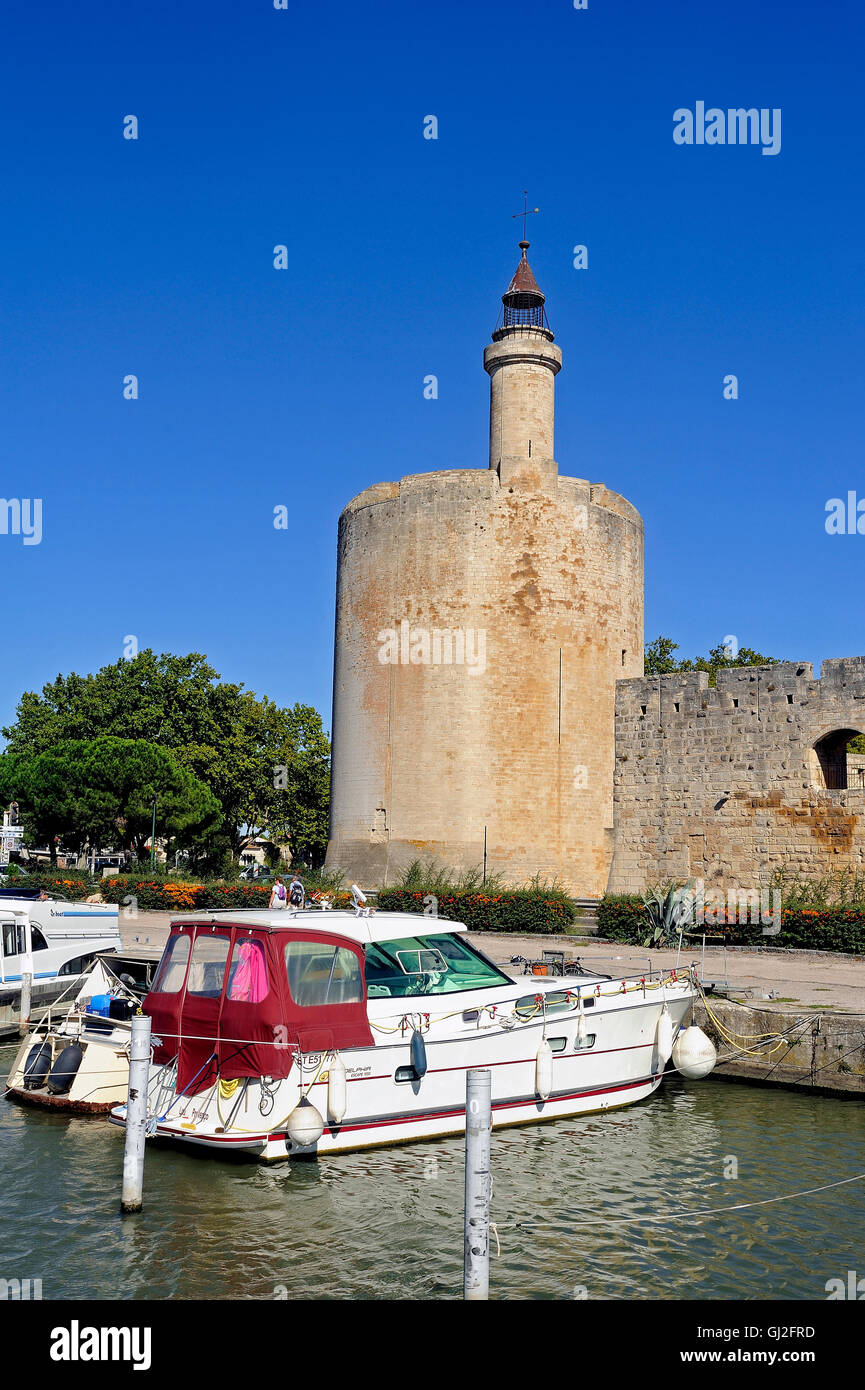 Le port de plaisance d'Aigues-Mortes en arrière-plan avec des murs de la ville. Banque D'Images