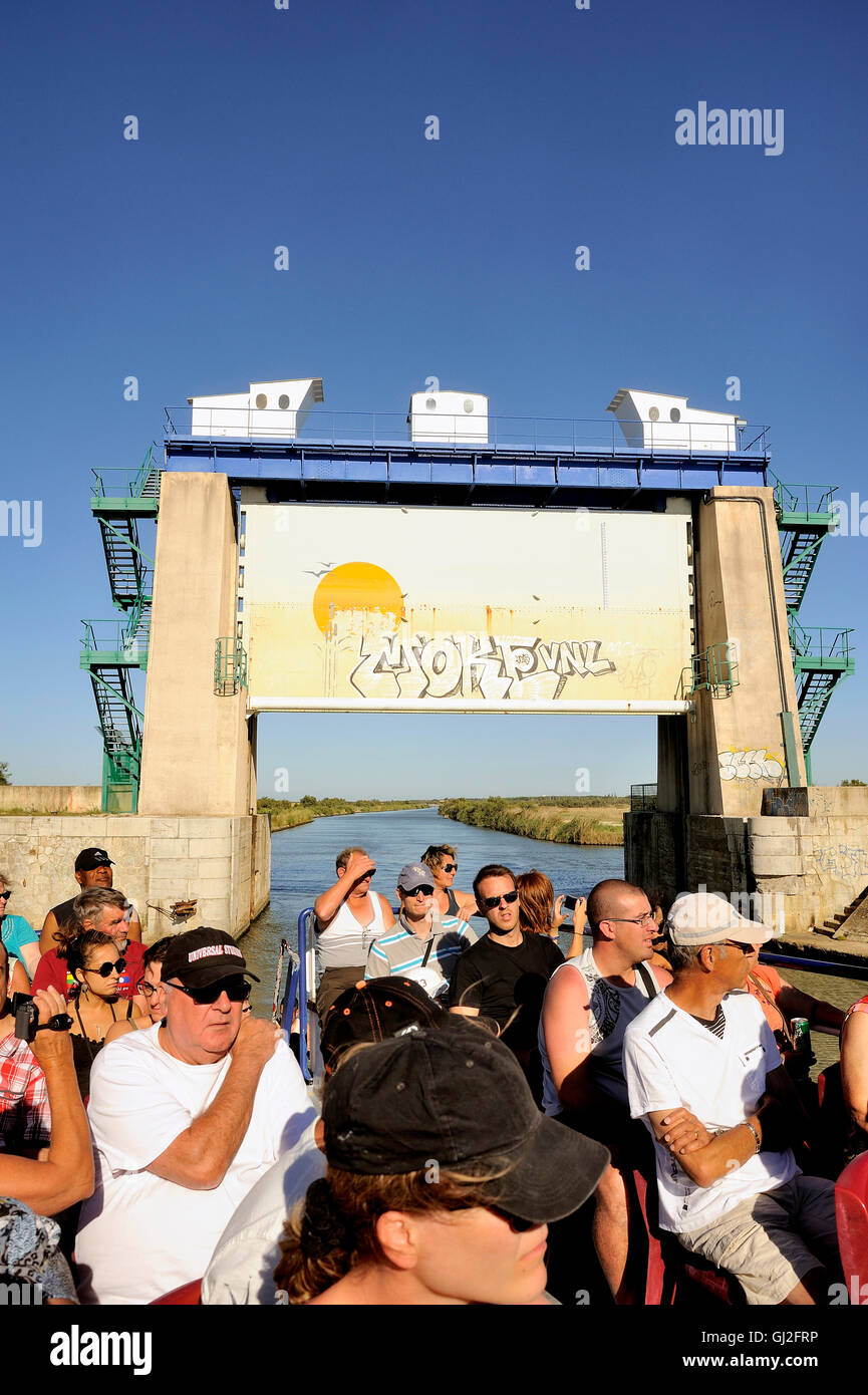 Passage des portes anti flood sur le Canal du Rhône à Aigues-Mortes au coeur de la Camargue dans le sud-est de la France. Banque D'Images