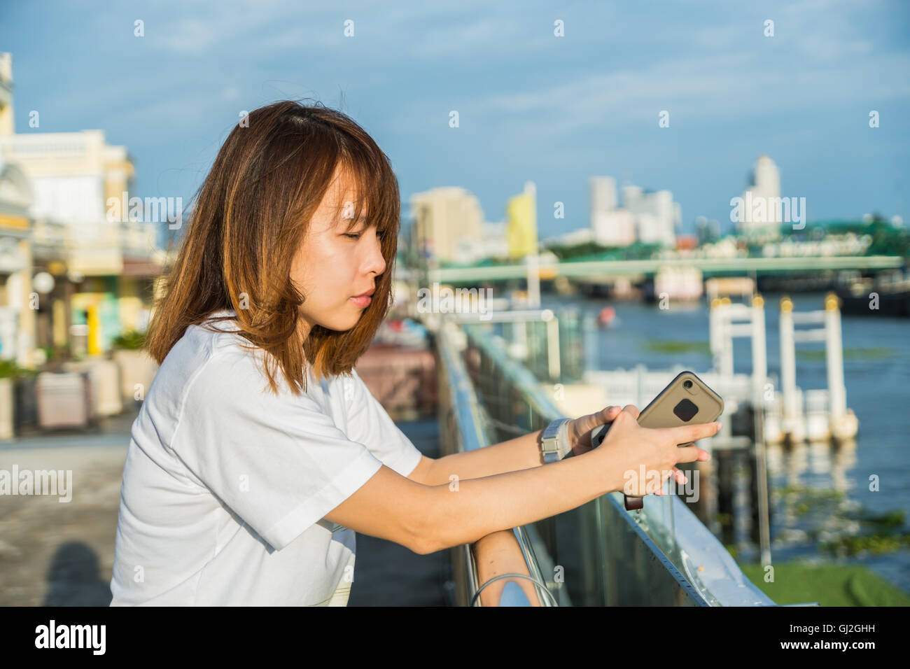 Asie Chine Thaïlande université étudiant belle fille à l'aide de son téléphone intelligent. Banque D'Images