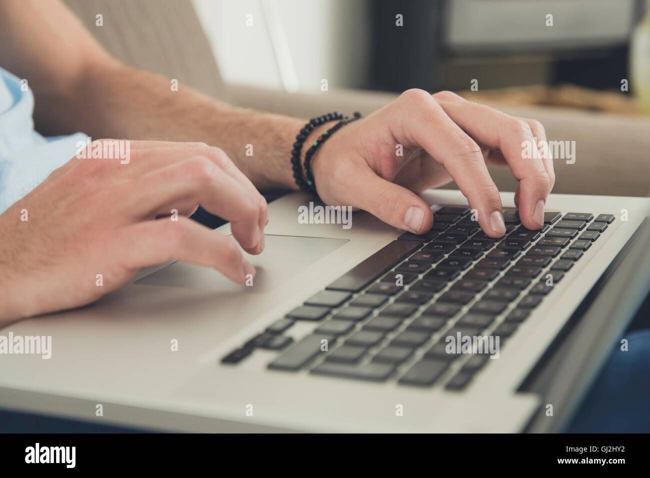 Mains de man using laptop Banque D'Images