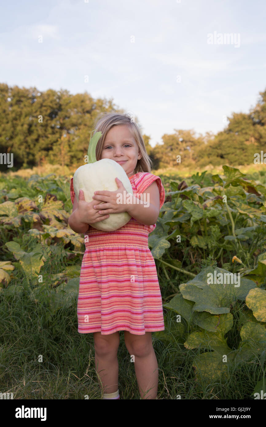 Portrait de jeune fille, holding pumpkin Banque D'Images