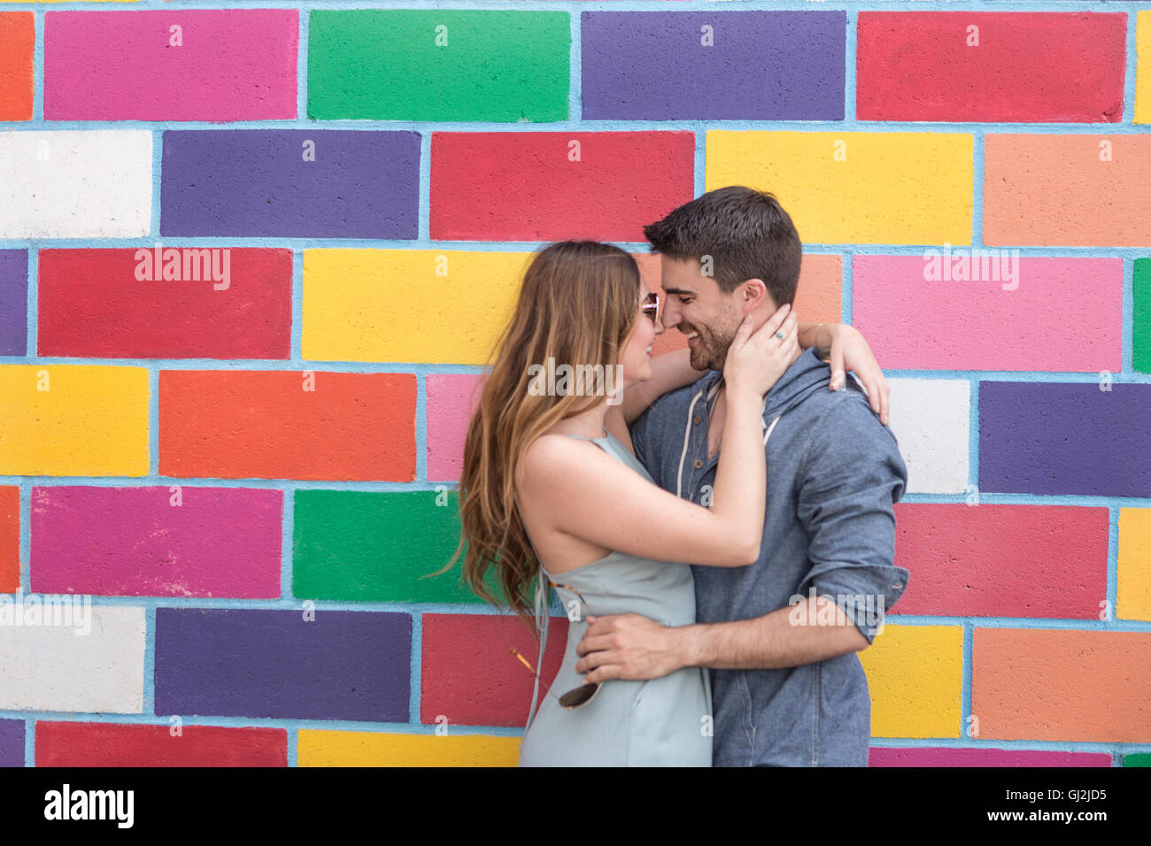Couple in front of colorful mur carrelé, Coney Island, Brooklyn, New York, USA Banque D'Images