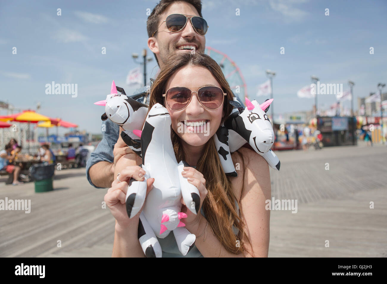 Les vaches en peluche couple smiling, Coney Island, Brooklyn, New York, USA Banque D'Images