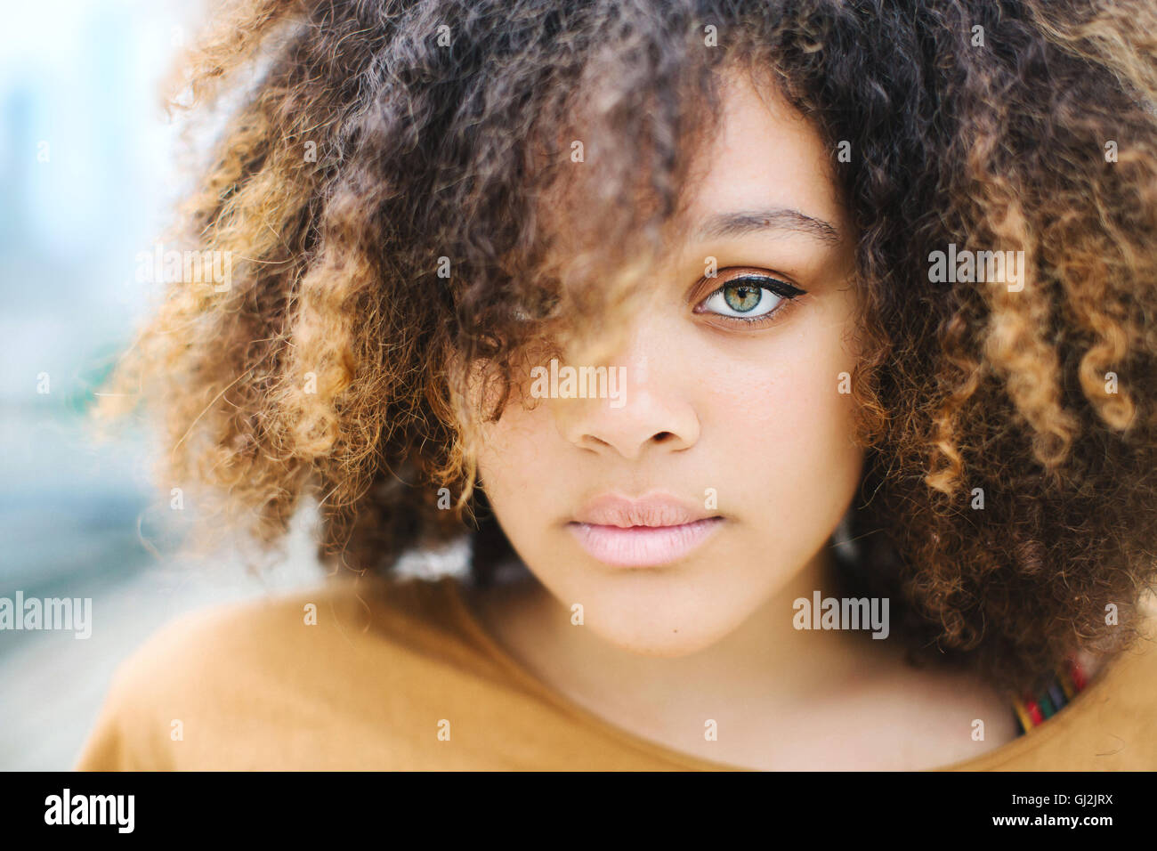 Portrait de femme avec afro looking at camera Banque D'Images