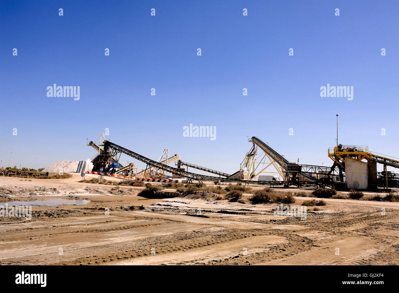 Société d'exploitation du site d'Aigues-Mortes salins en Camargue où pile gerbeurs collines de sel de mer. Banque D'Images