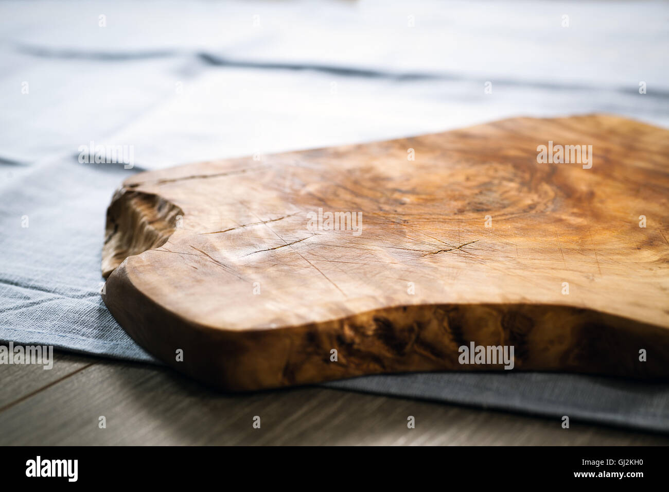 Planche à découper en bois faites par olivier sur bleu tapis de table Banque D'Images