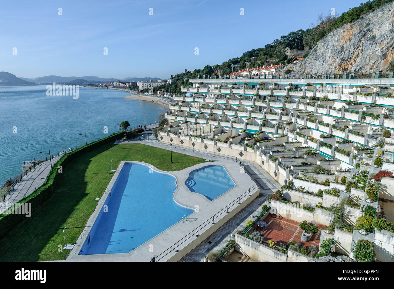 Piscine et terrasses d'un bloc d'appartements de vacances à Santoña en Cantabrie, dans le Nord de l'Espagne. Banque D'Images