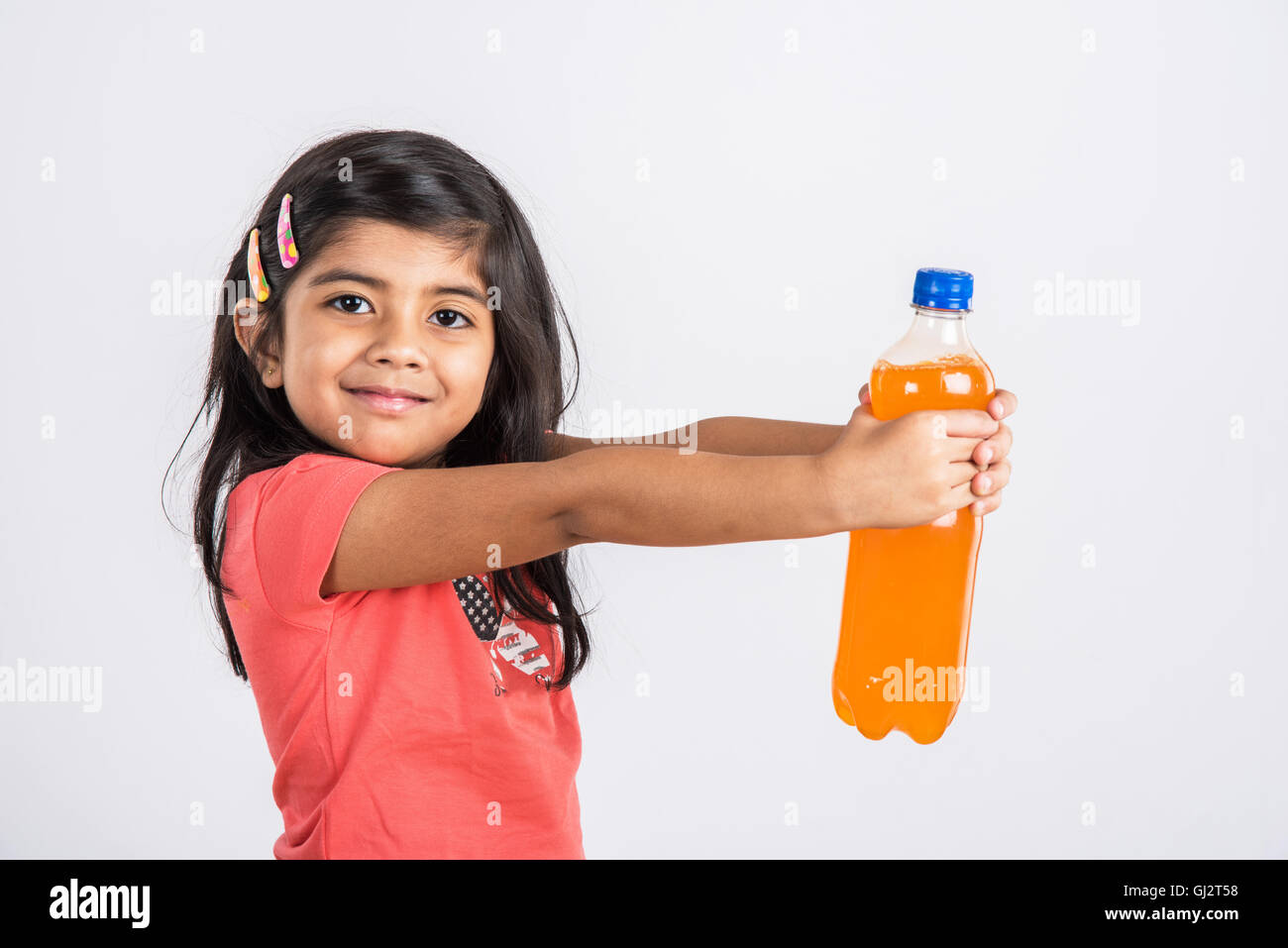 Indian girl with boisson fraîche ou du jus dans une bouteille, la fille asiatique boisson froide potable en bouteille PET, girl kid et boisson froide Banque D'Images