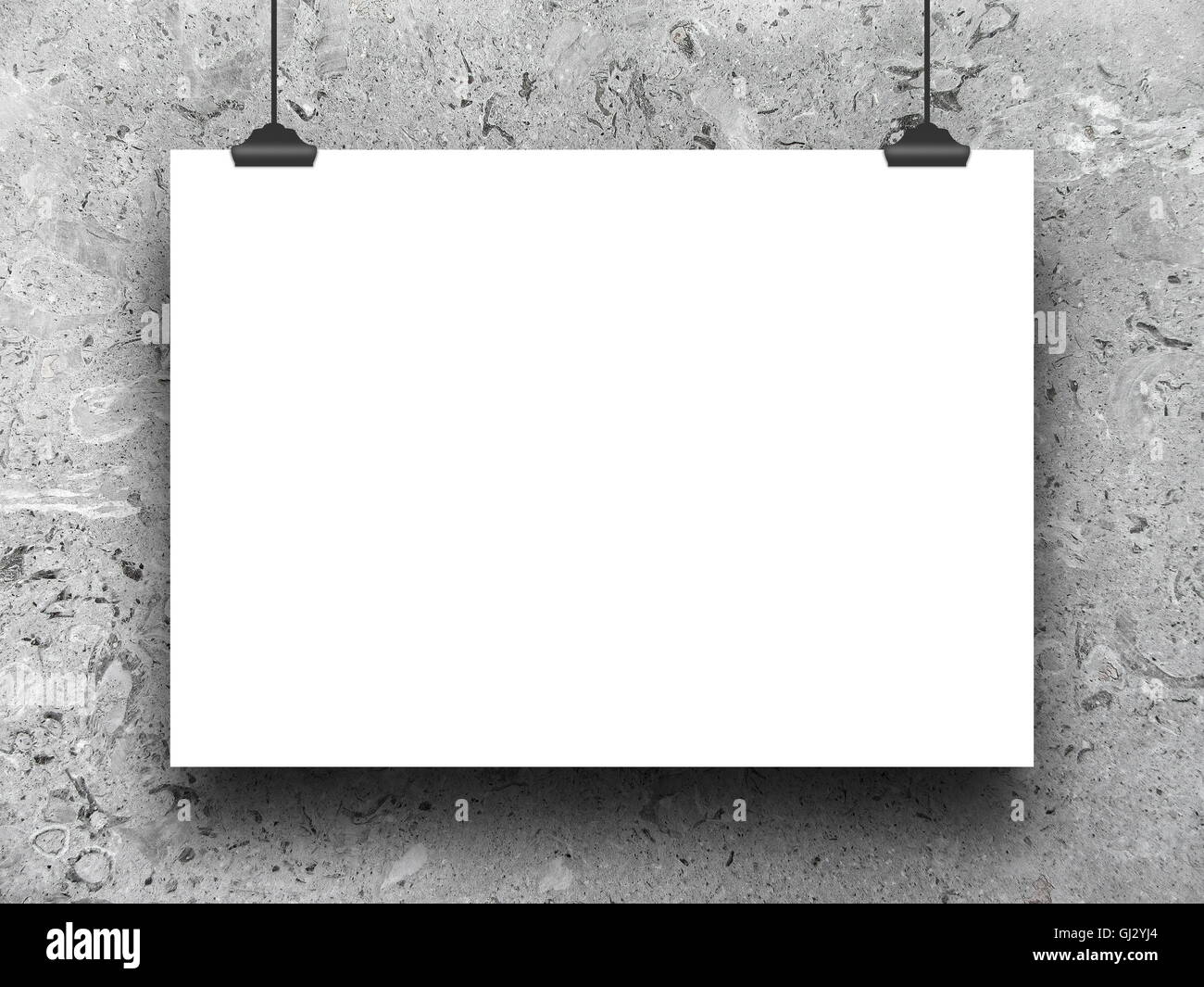 Close-up d'une affiche vierge pendus par des clips contre mur patiné gris Banque D'Images