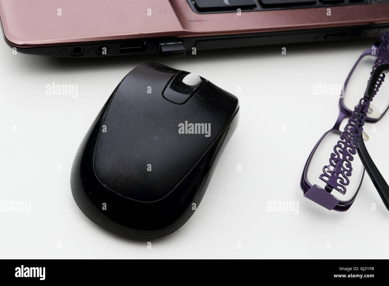 Espace de travail avec des souris d'ordinateur et les verres sur le tableau blanc Banque D'Images