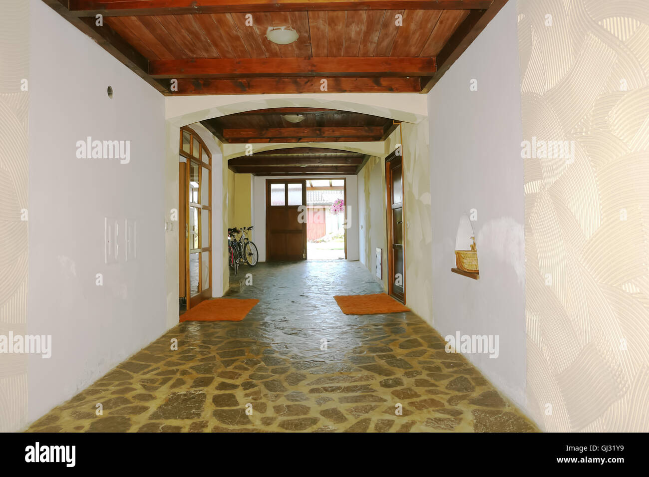 Lubica, Presov, Slovaquie - Juillet 07, 2016 : l'intérieur avec la porte d'entrée et les portes en slovaque Maison dans village Lubica Banque D'Images