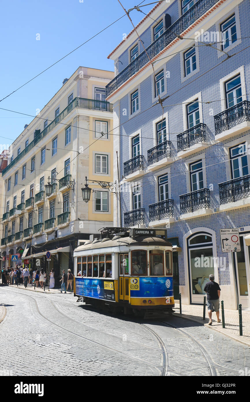 Lisbonne, Portugal - 13 juillet 2016 : Un tram dans le Bairro Alto, un quartier central de Lisbonne, Portugal Banque D'Images