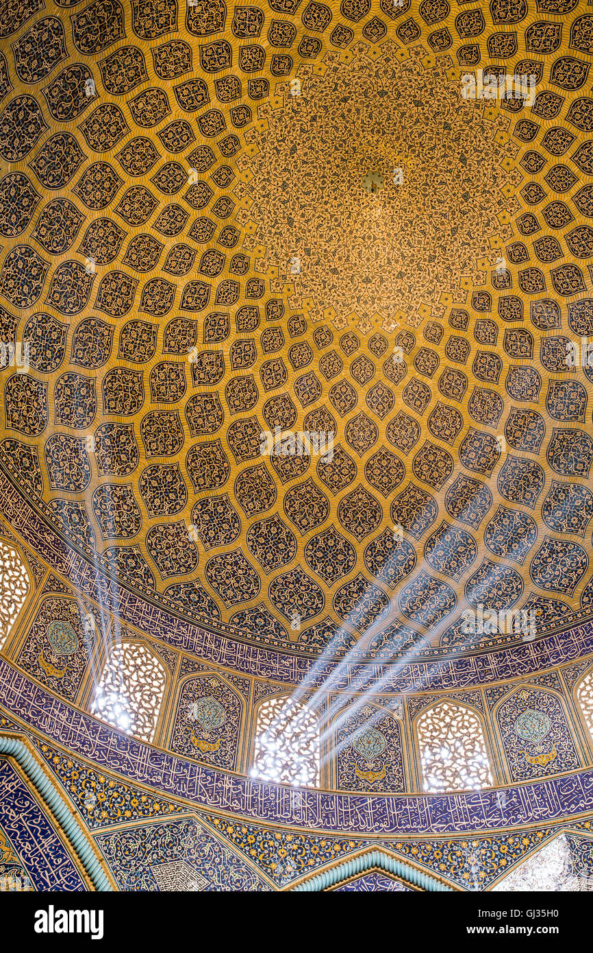 Mosquée cheik Lotfollah à Naqhsh-e Jahan Square à Isfahan, Iran. Vue intérieure Banque D'Images