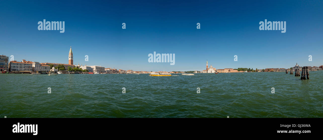 Vue panoramique sur Canale di San Marco avec des doges à gauche et l'île de San Giorgio Maggiore à droite. Venice Banque D'Images