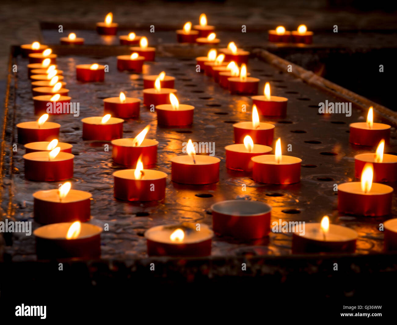 La prière ou bougies votives brûlant à l'intérieur de l'église Santa Maria della Salute, Venise, Italie. Banque D'Images