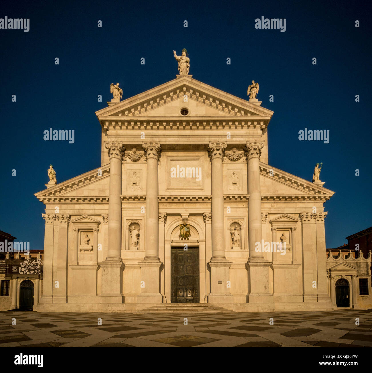 D'Istrie blanche en façade de l'église de San Giorgio Maggiore, sur l'île du même nom, Venise, Italie. Banque D'Images