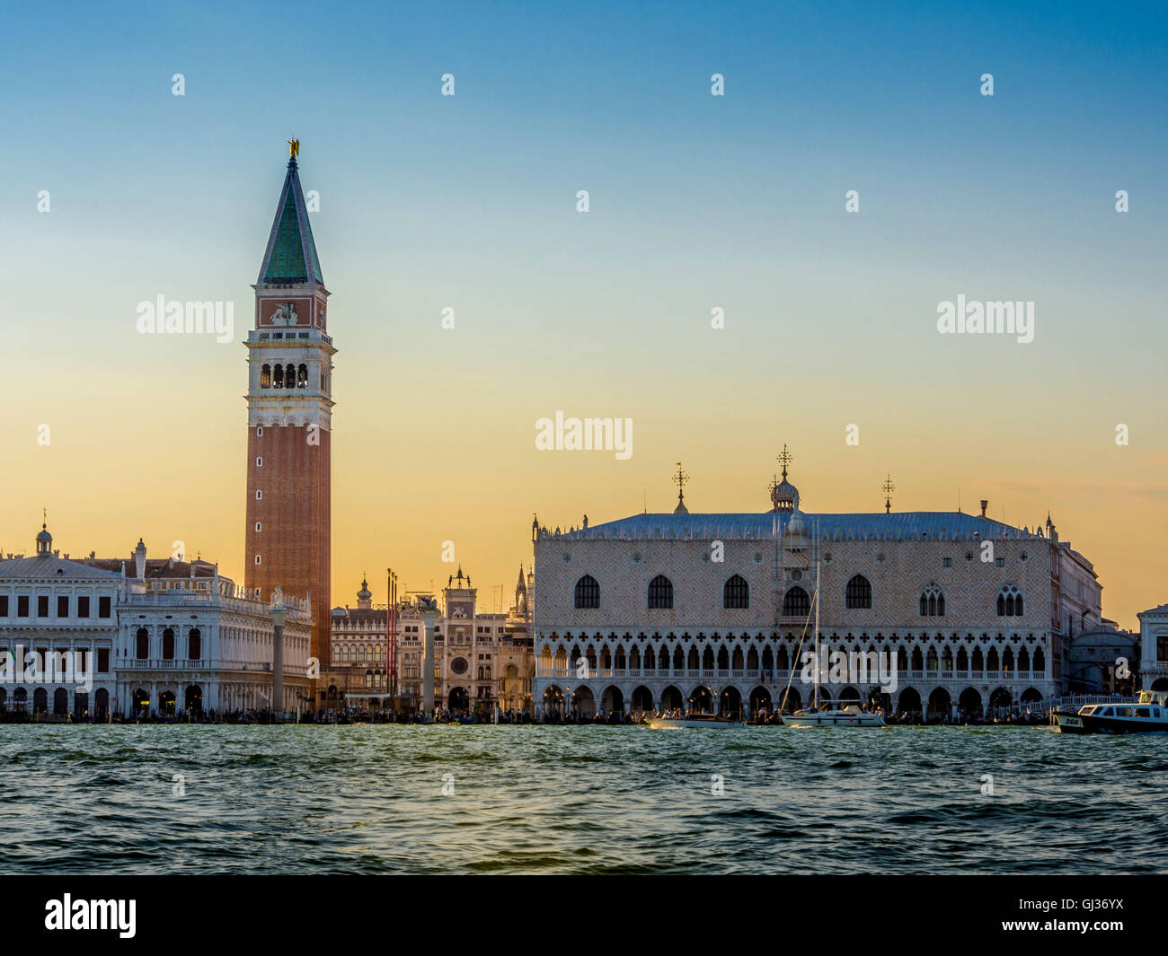 Crépuscule tourné de Bassin St Marc en regardant vers le Palais des Doges et le campanile de la basilique Saint-Marc, Venise, Italie. Banque D'Images