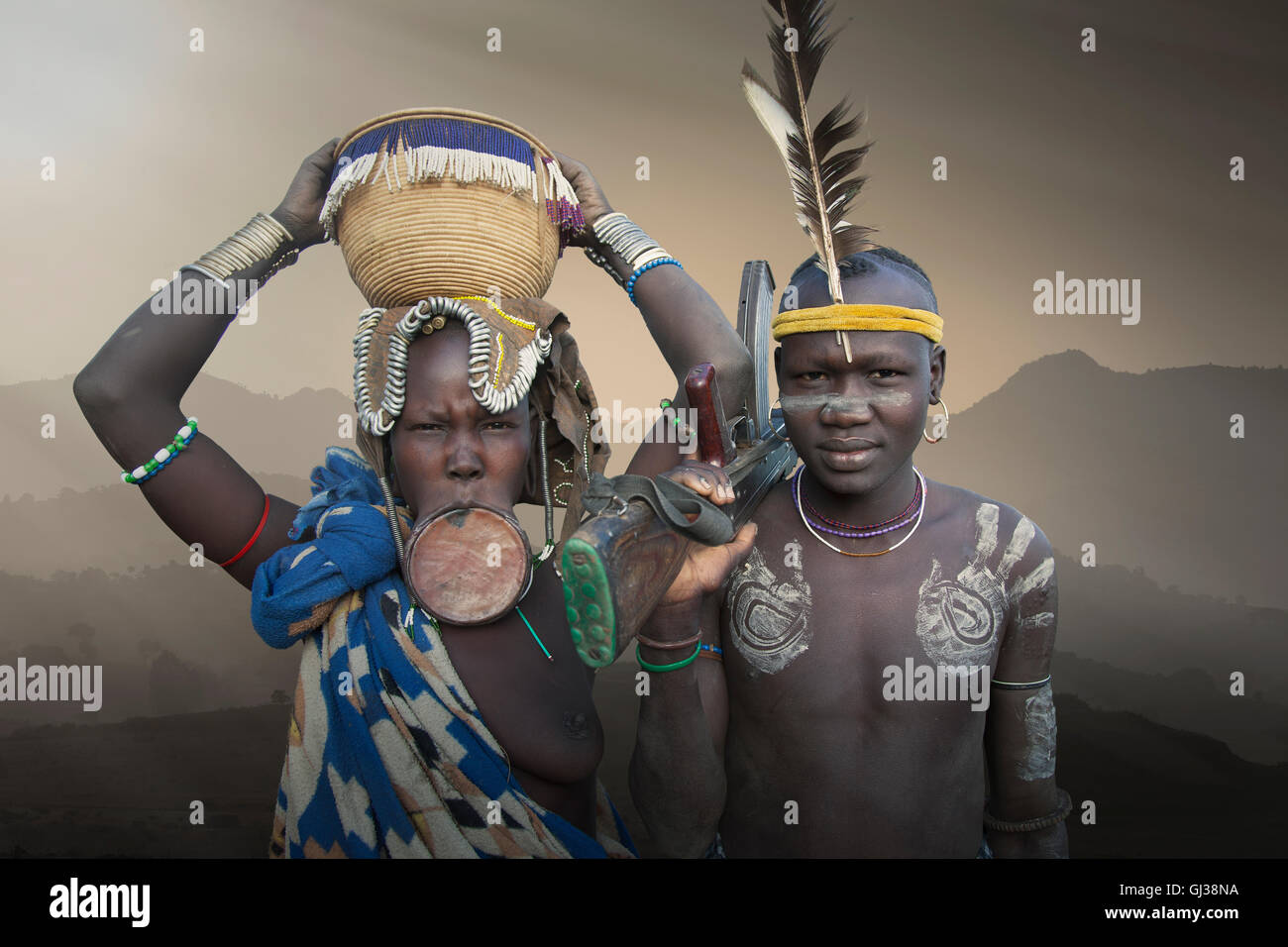 Un jeune couple de la tribu Mursi, vallée de l'Omo, Ethiopie Banque D'Images