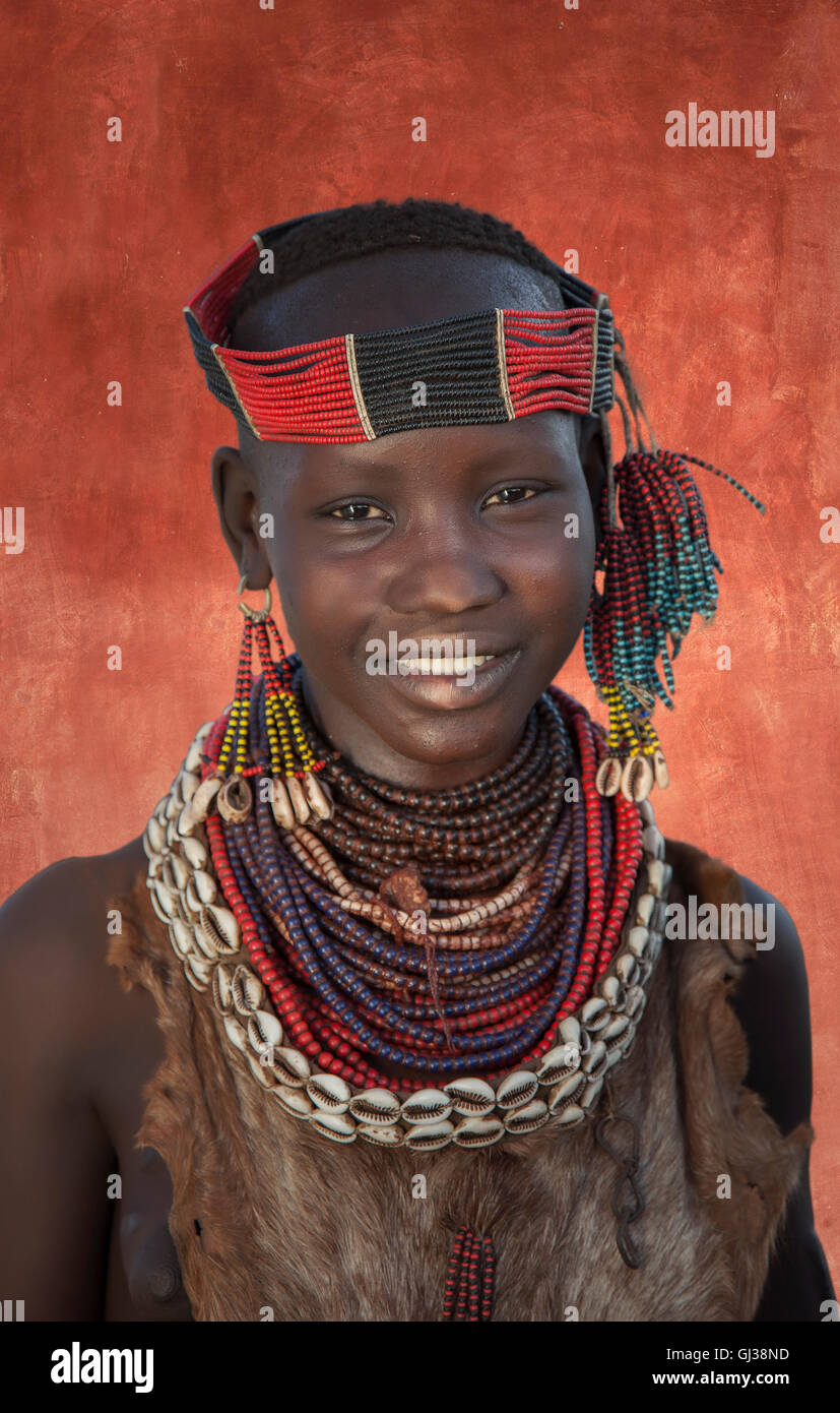 Jeune fille de la tribu Karo, vallée de l'Omo, Ethiopie Banque D'Images