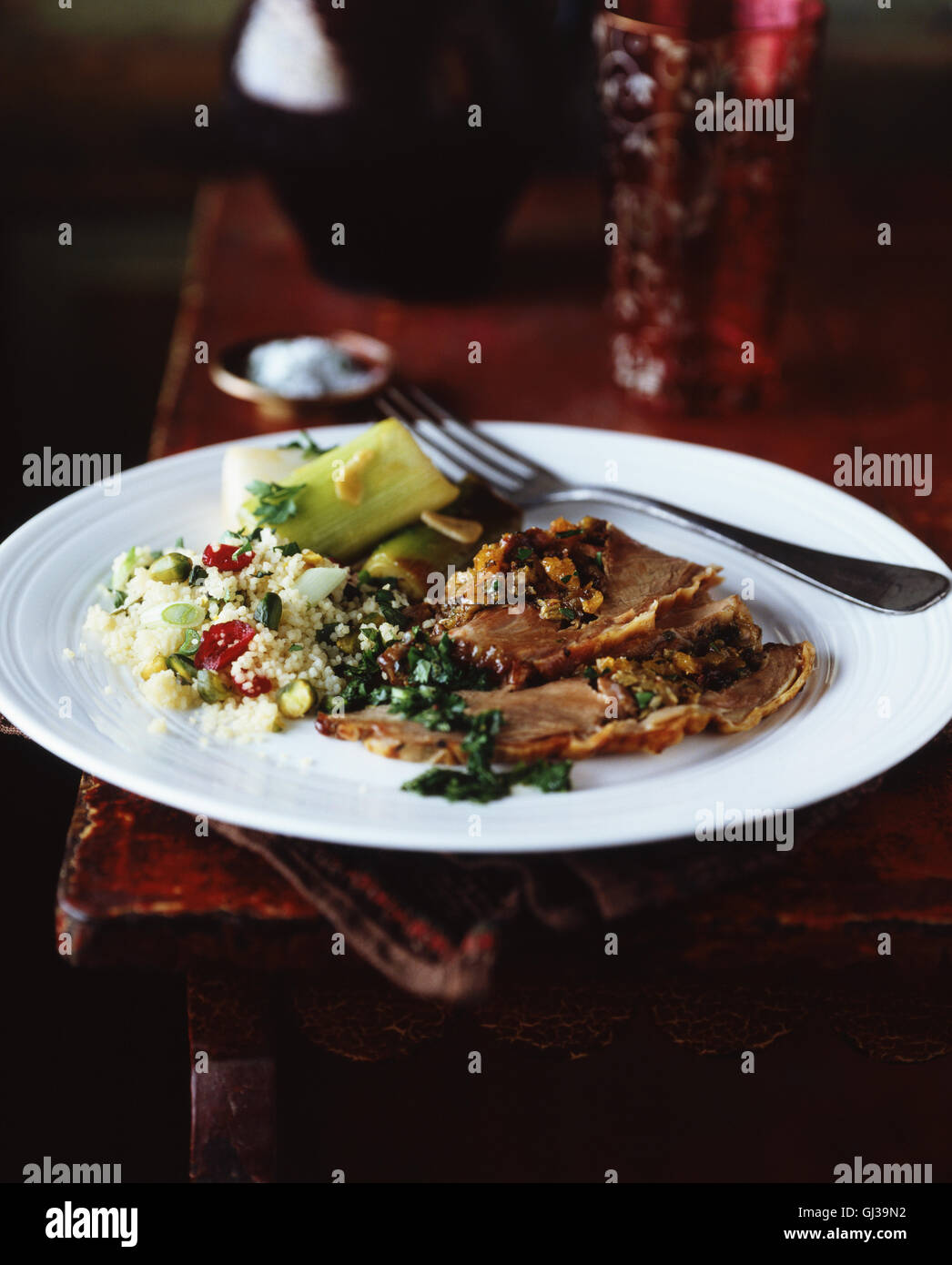 Rôti de boeuf avec salade de couscous Banque D'Images