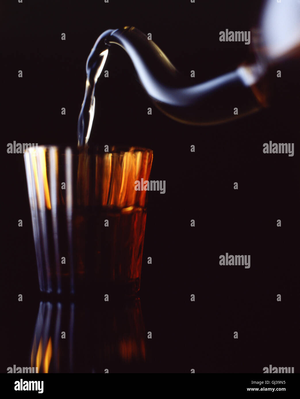 Verser le thé de la tuyère de théière en verre Banque D'Images