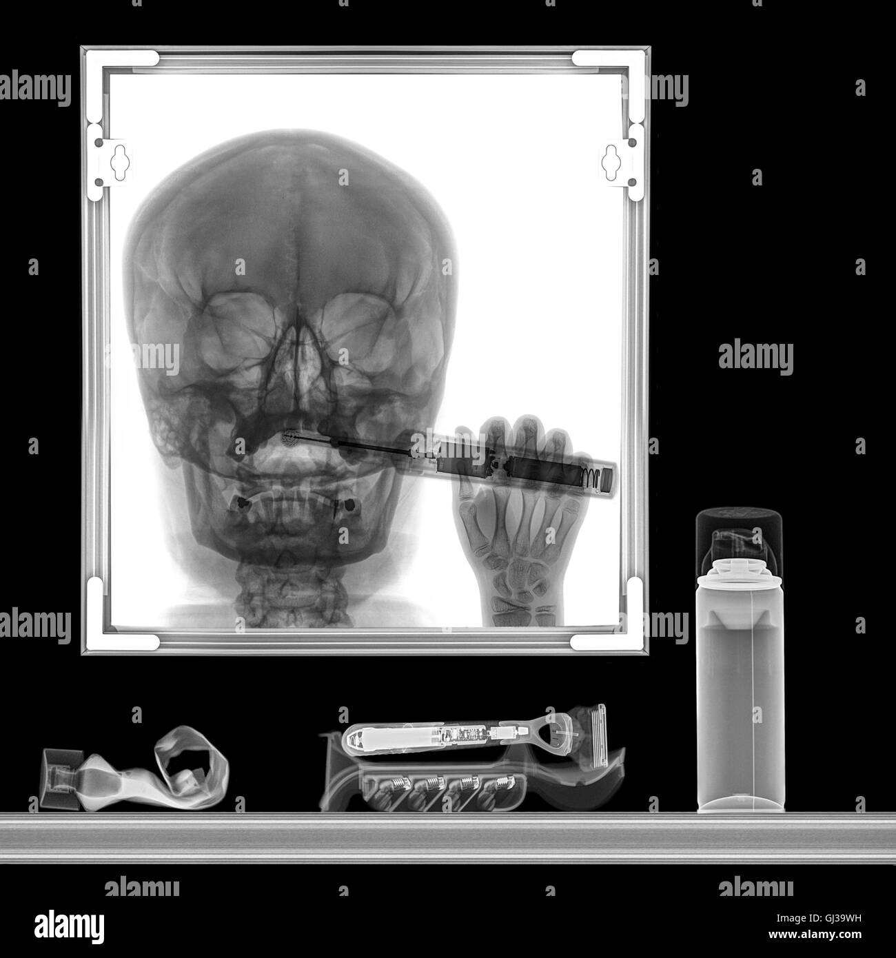 X-ray d'une personne se brosser les dents en miroir de salle de bains Banque D'Images