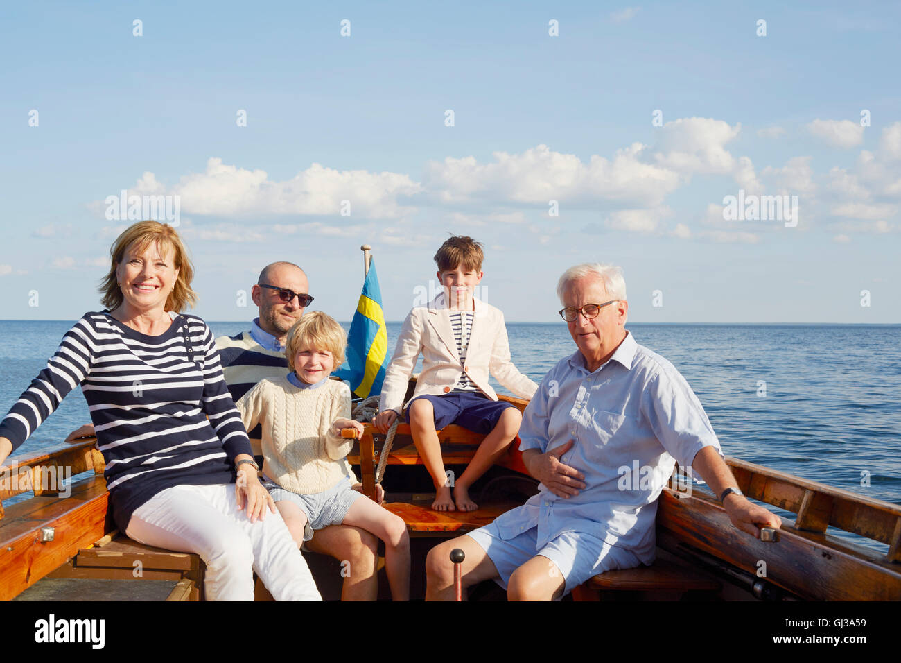 Sur le bateau de la famille à la caméra en souriant Banque D'Images