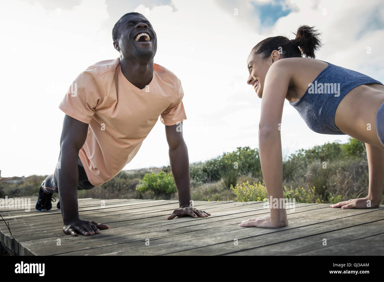Couple poussez se lève sur sentier en bois Banque D'Images