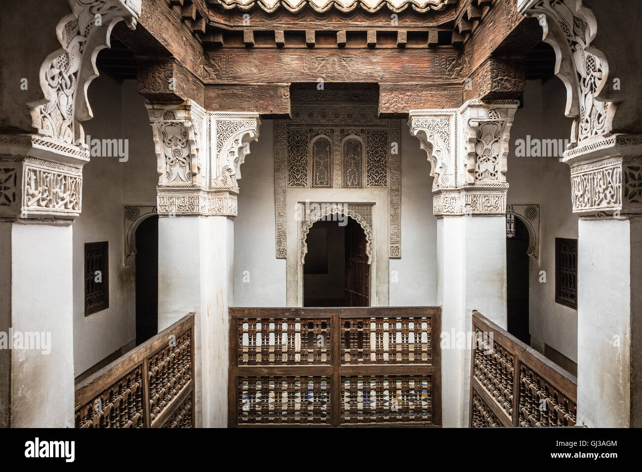 Balcon de bois et des colonnes en marbre à Medersa Ben Youssef, Marrakech, Maroc Banque D'Images