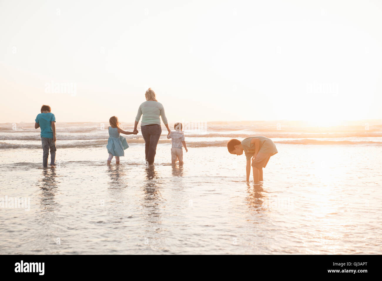 Family paddling in ocean Banque D'Images