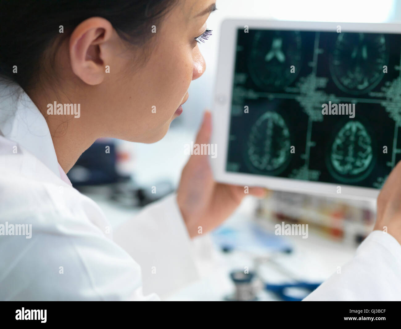 Médecin affichage CT scan suite de cerveau sur tablette numérique pour des anomalies Banque D'Images