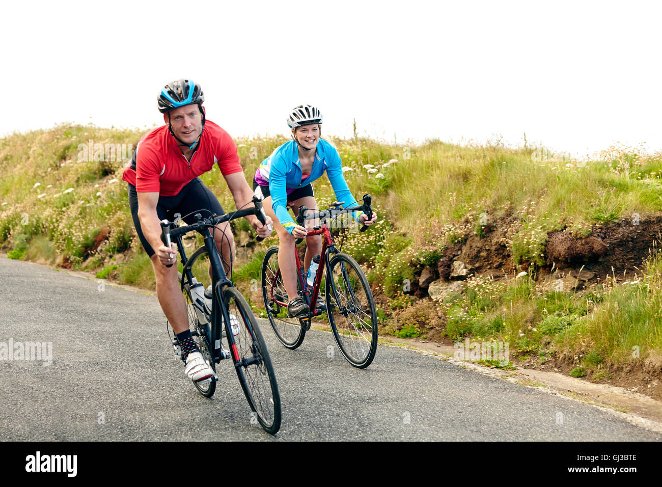 Cyclists riding on country road Banque D'Images