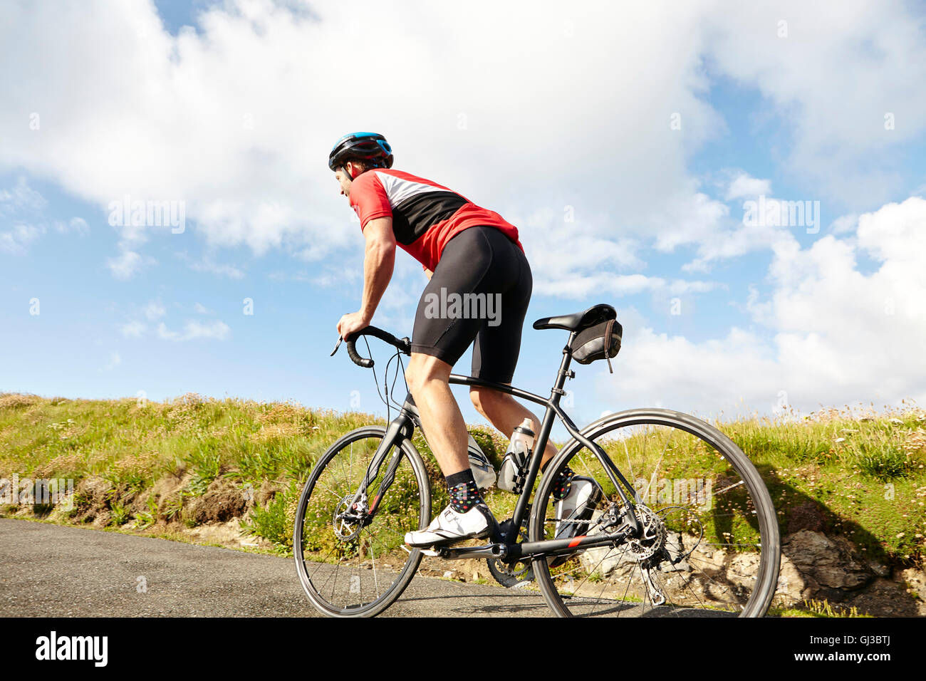 Circonscription cycliste sur route de campagne Banque D'Images