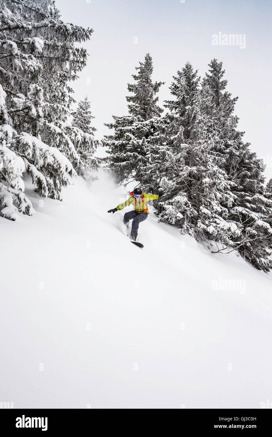 Snowboard homme flanc escarpé à Kranzegg, Bavière, Allemagne Banque D'Images