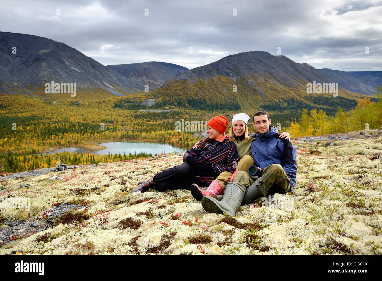 Portrait de trois jeunes randonneurs adultes assis ensemble, montagnes Khibiny, péninsule de Kola, Russie Banque D'Images