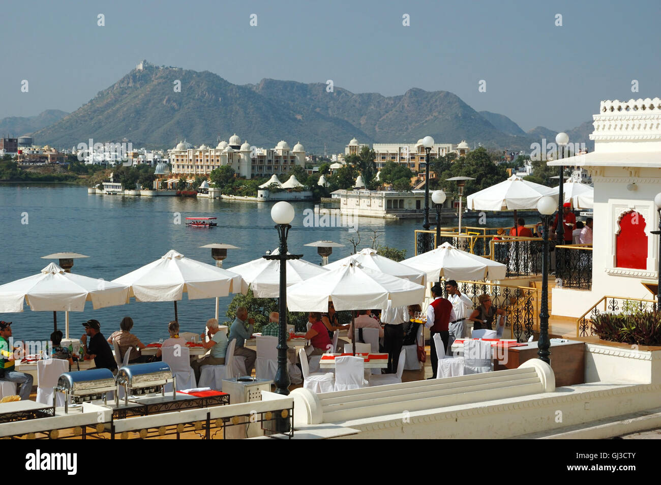 UDAIPUR, Rajasthan, INDE - Le 19 novembre : les touristes profitant de la belle vue sur le lac Pichola au restaurant sur le quai d'U Banque D'Images