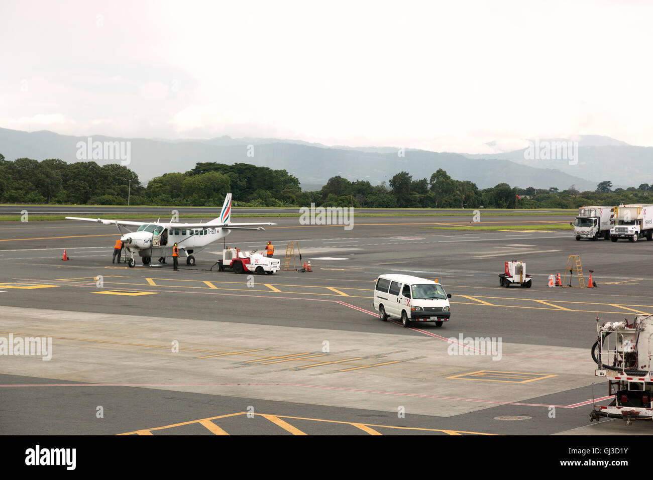 Avions légers sur le sol à l'Aéroport International Juan Santamaría, San Jose, Costa Rica, Amérique Centrale Banque D'Images