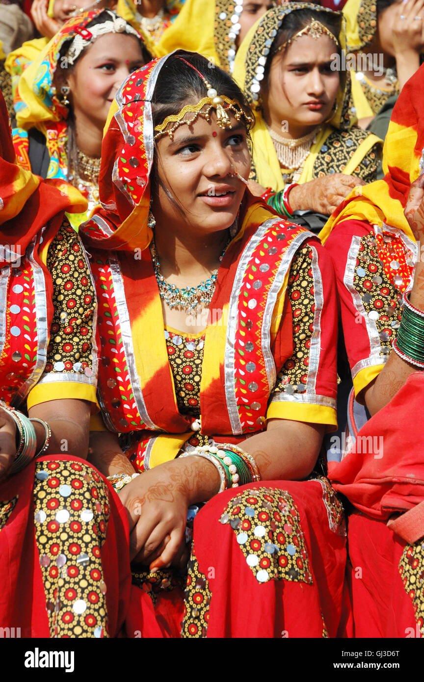 PUSHKAR, INDE - Le 21 novembre : les jeunes femmes se préparent à perfomance à chameau annuel de vacances juste à Pushkar 21,20 novembre Banque D'Images