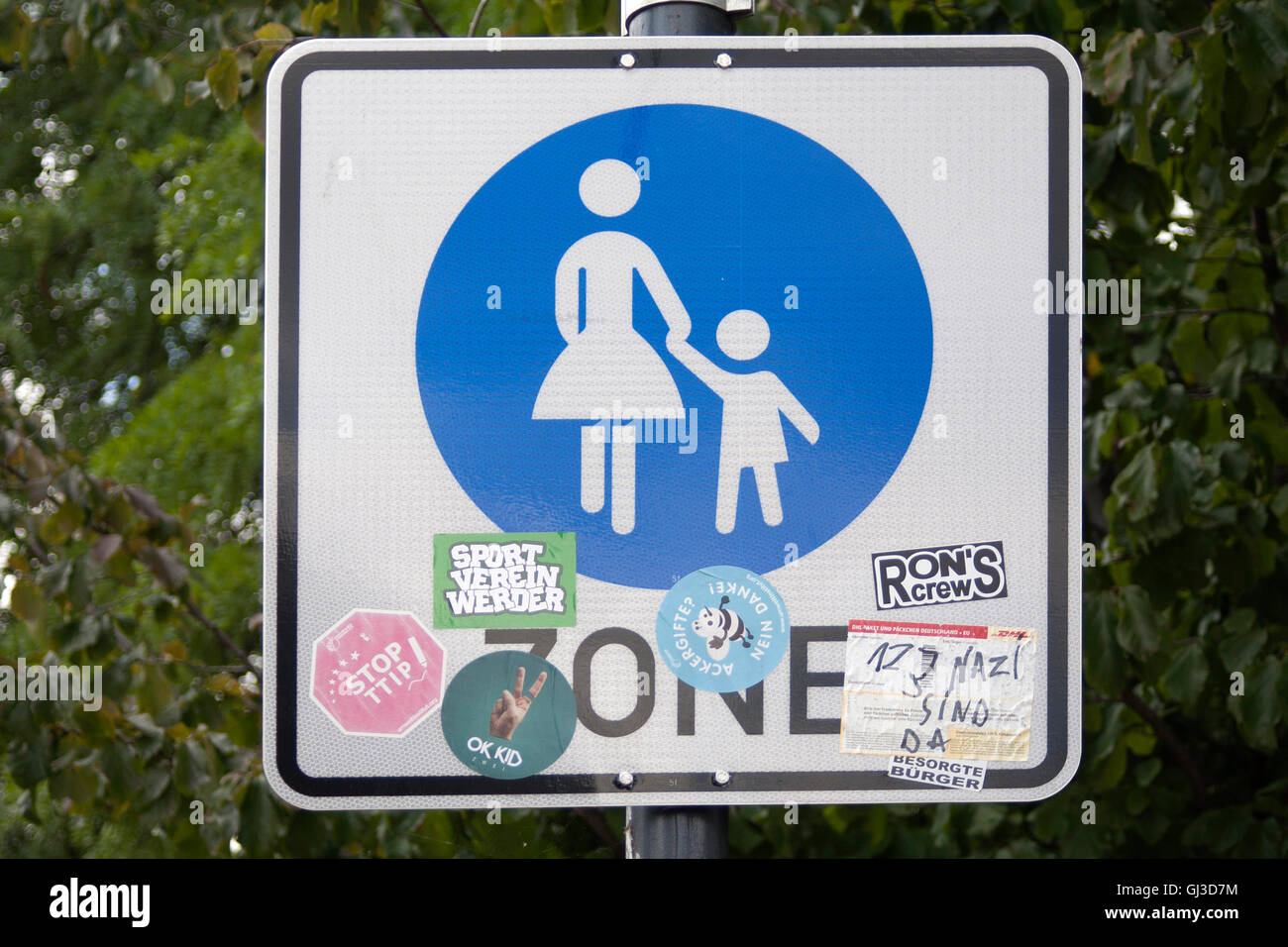 Le parent et l'enfant signe de route jonchée d'autocollants colorés dans Köln/Cologne Allemagne Banque D'Images